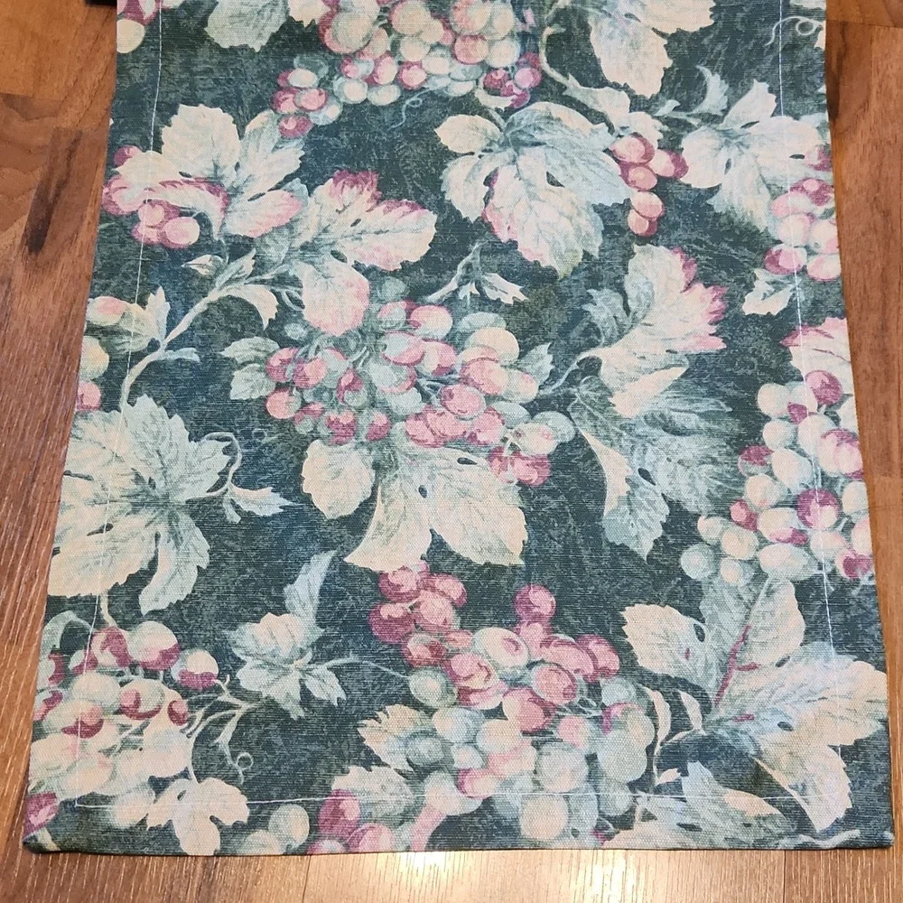 William Sonoma Table Runner Green Grapes Made in Italy 14x90